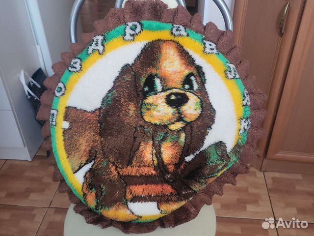 Подушка на диван для украшения и можно полежать