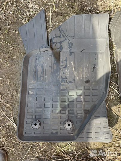 Продам комплект резиновых ковриков