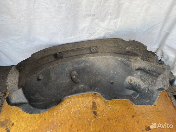 Подкрылок передний левый ML163 W163 Mercedes