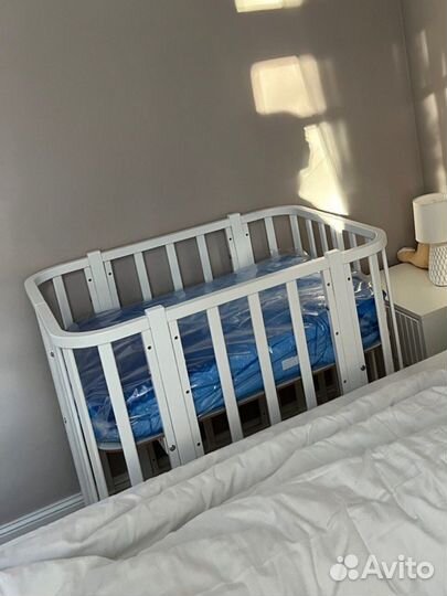 Кроватка для новорожденных с маятником