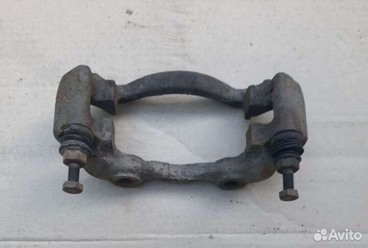 Передняя скоба суппорта ауди 80 б3,б4