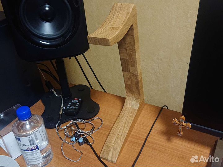 Подставка для наушников из дуба