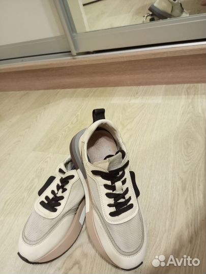 Кроссовки женские