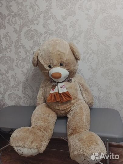 Большой плюшевый медведь