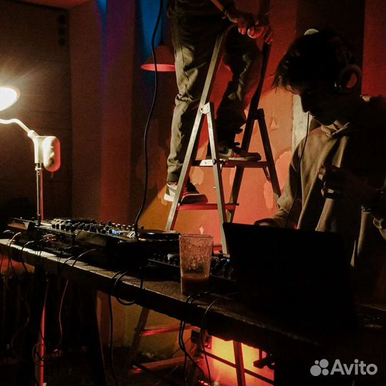 Диджей с оборудованием