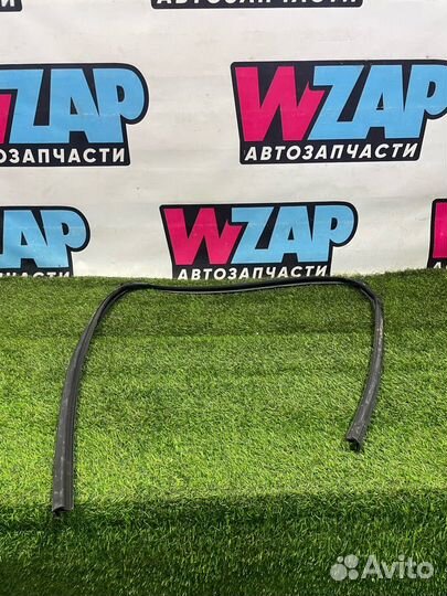 Уплотнитель стекла двери задний правый Honda HR-V