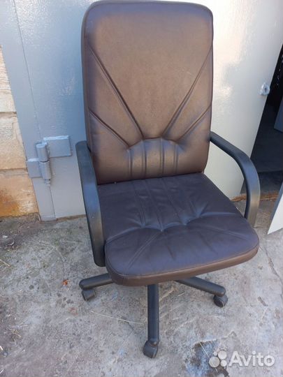 Кожаное кресло руководителя бу