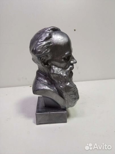 Лев толстой бюст