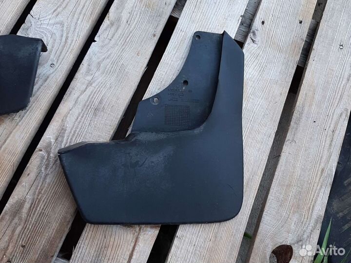 Брызговик передний Рено Дастер