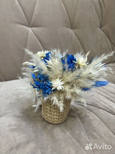 Букет из сухоцветов в вязаном кашпо