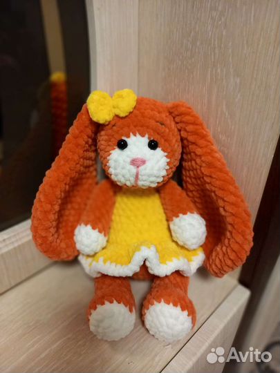 Плюшевый заяц вязаный