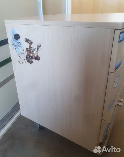 Тумба на колесах