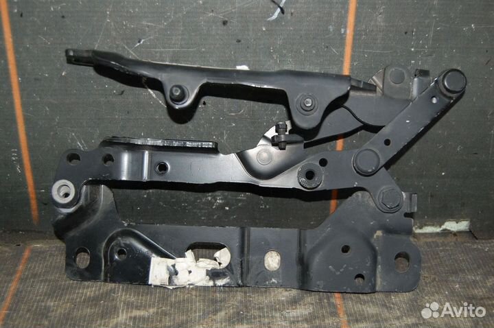 Петля капота правая - BMW 5 F10