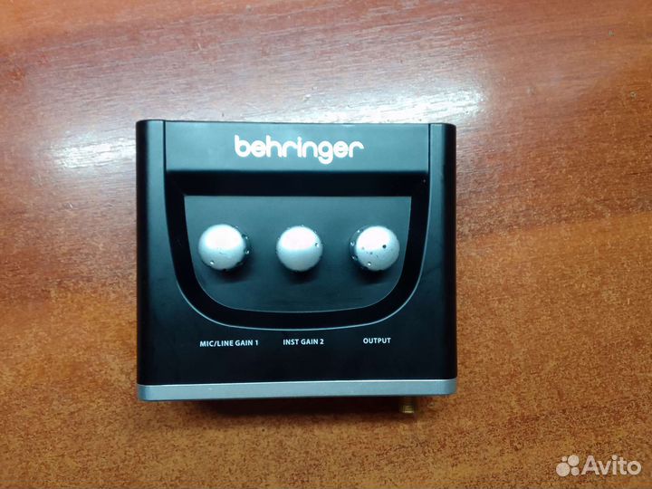 Звуковая карта Behringer um2