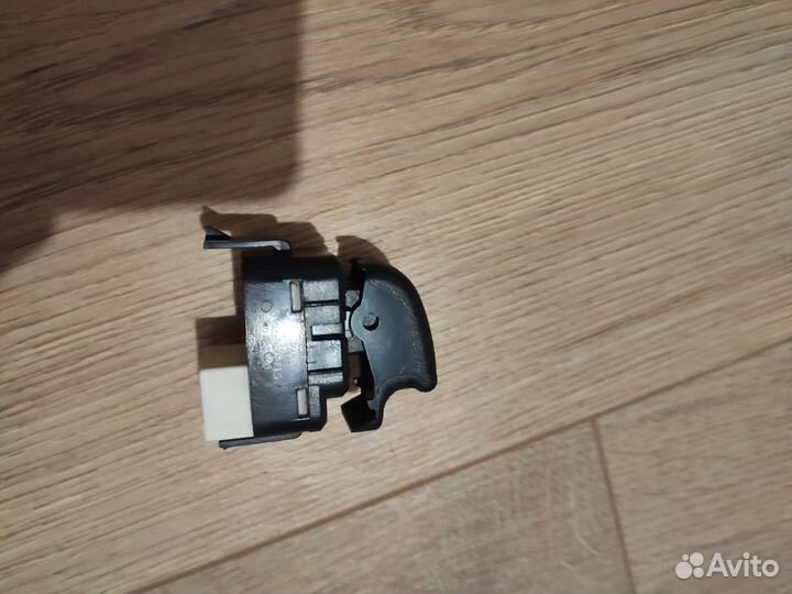 Кнопки управления стеклоподъемниками на Mitsubishi