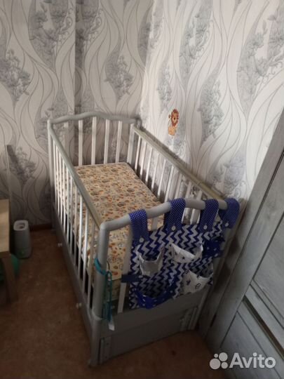 Детская кроватка с маятником