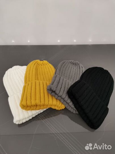 Женская шапка с помпоном из натурального меха