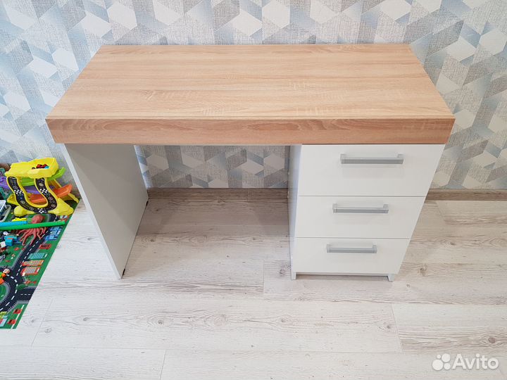 Письменный стол