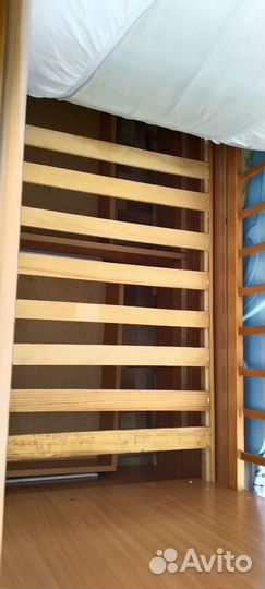 Детская кроватка с маятником