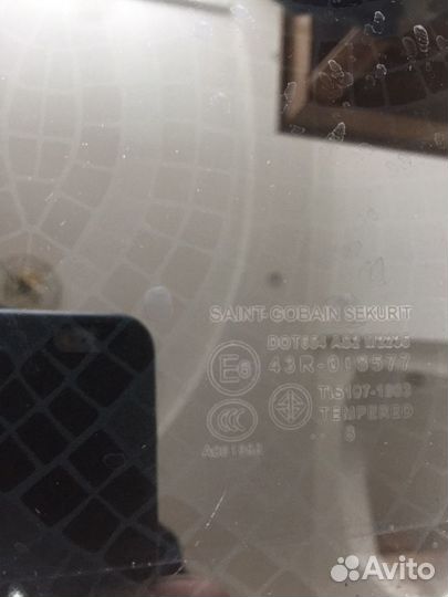 Стекло боковое правое mazda 3 bk