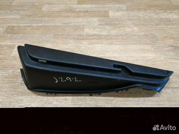 Держатель полки багажника левый Mazda 3 BK