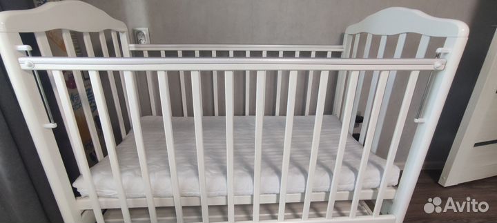 Детская кроватка с маятником и ящиком