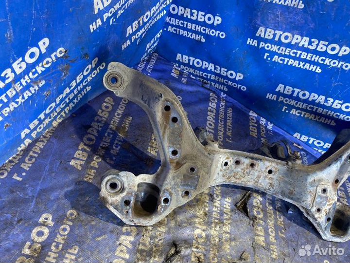 Передний подрамник Nissan Primera P10 седан 1993