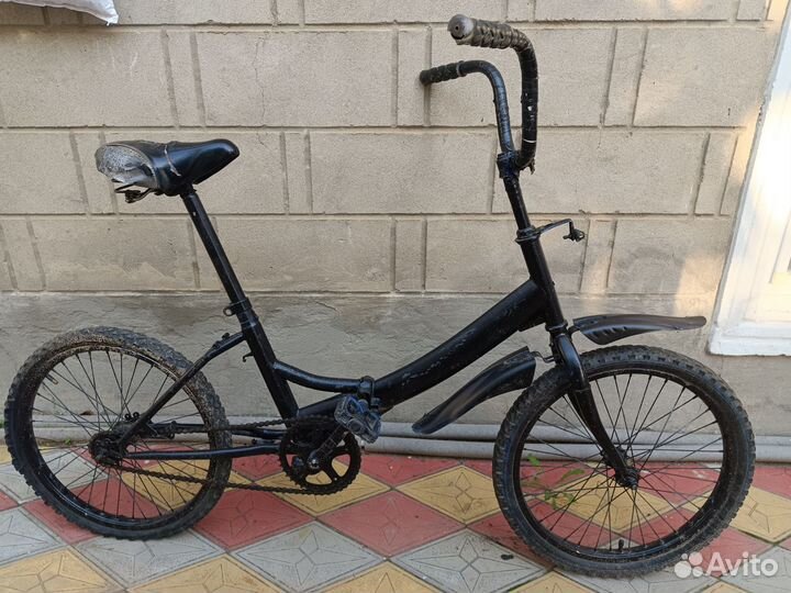 Старый крашенный велосипед