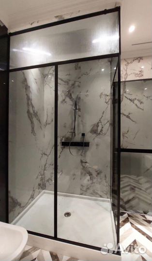 Тонированная стеклянная перегородка в ванную