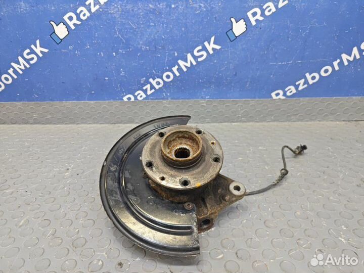 Поворотный кулак передний правый Nissan Terrano