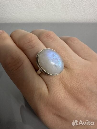 Серебряное кольцо с лунным камнем