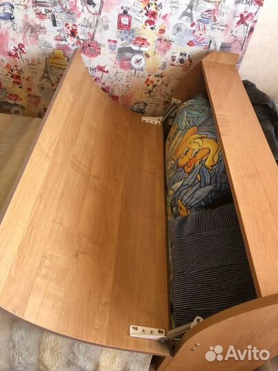 Кровать и книжная полка б/у
