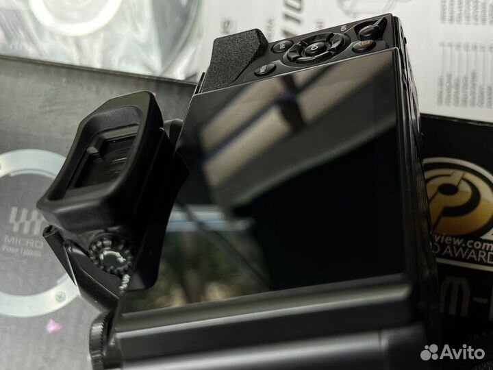 Olympus OM-D E-M10 с объективом