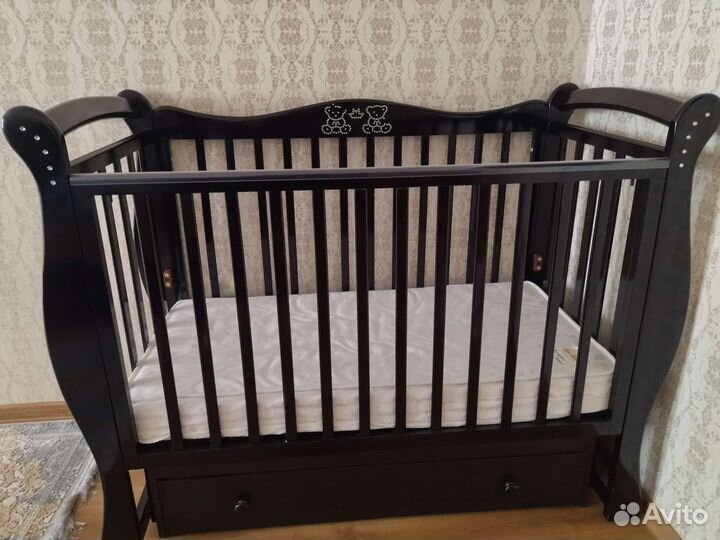 Детская кроватка с маятником и ящиком