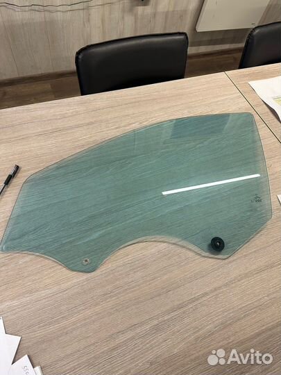 Переднее левое стекло на мерседес w203
