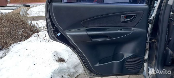 Обшивка дверей Hyundai Tucson 1