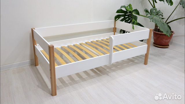 Детская кроватка из массива