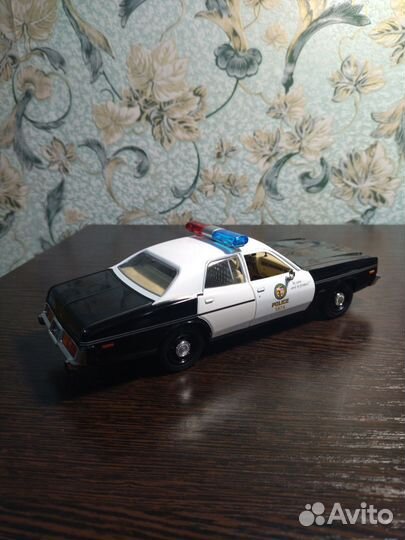 Модель автомобиля Dodge Monaco 1977 1-24