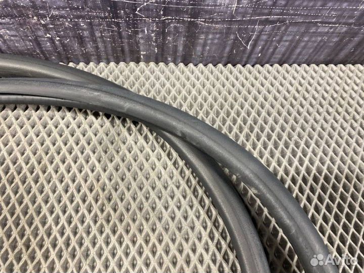 Уплотнительная резинка передняя Volkswagen Touareg