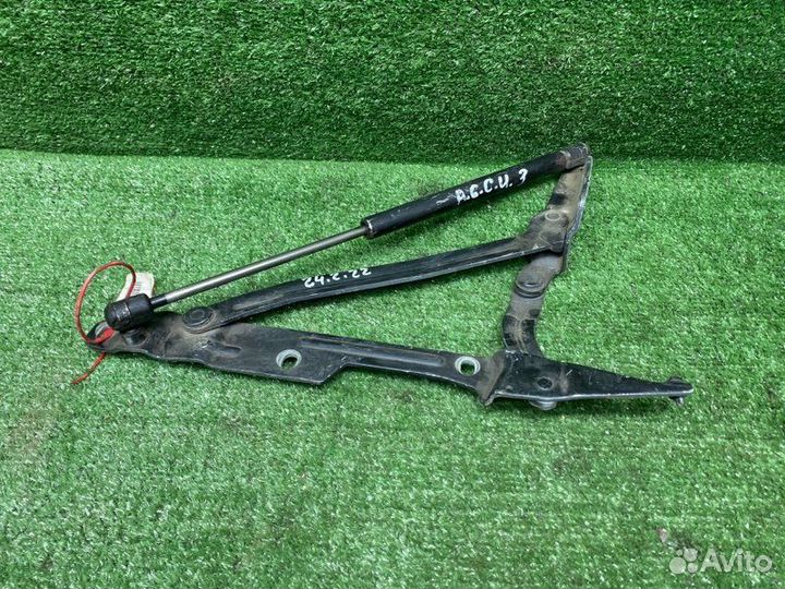 Петля багажника задняя левая Audi A6 C4