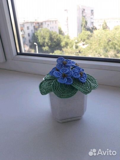 Прекрасная фиалка из бисера ручной работы