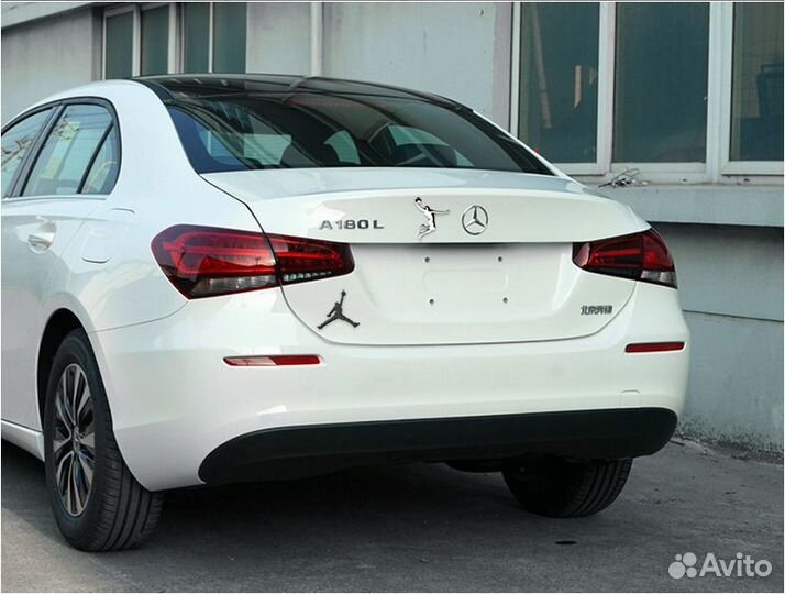 Металлическая наклейка на авто джордан золото