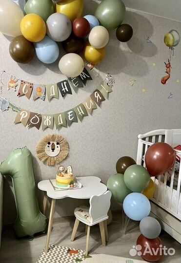 Декор из шариков и бумажная гирлянда на годик
