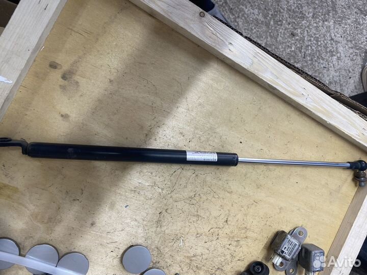 Амортизатор двери багажника Suzuki Grand Vitara