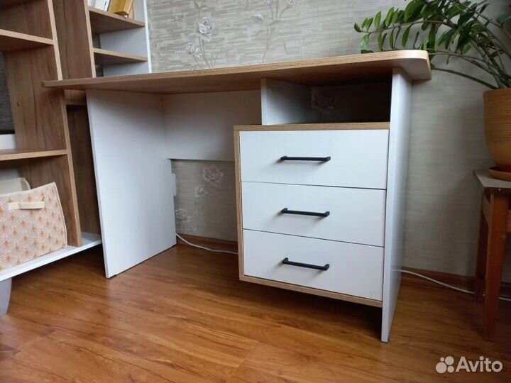 Письменный стол, письменные и компьютерные столы