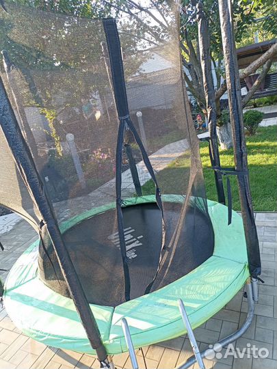 Батут с защитной сеткой