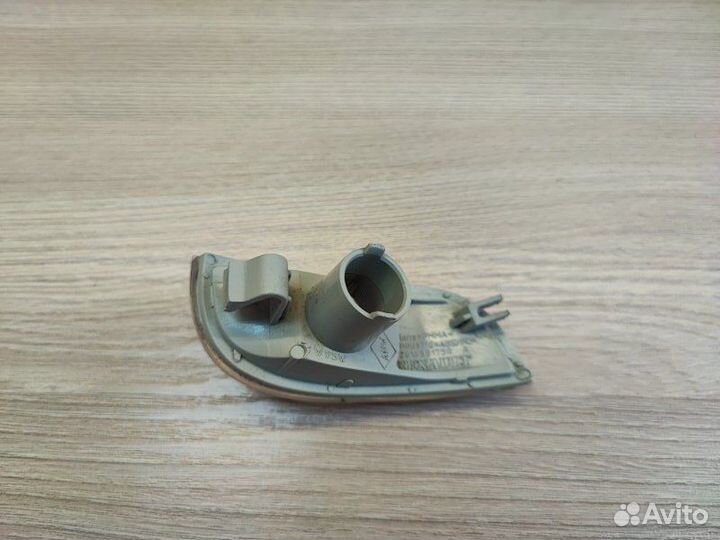 Повторитель поворота левый Renault Sandero Stepway