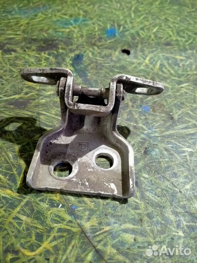 Петля двери передняя правая нижняя Рено Логан 1