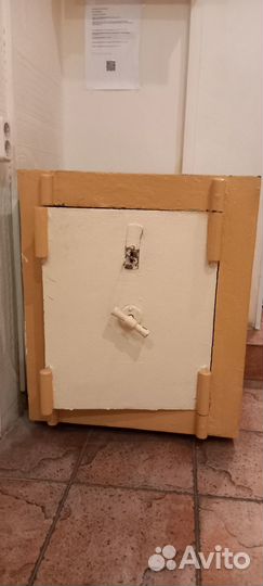 Сейф металлический