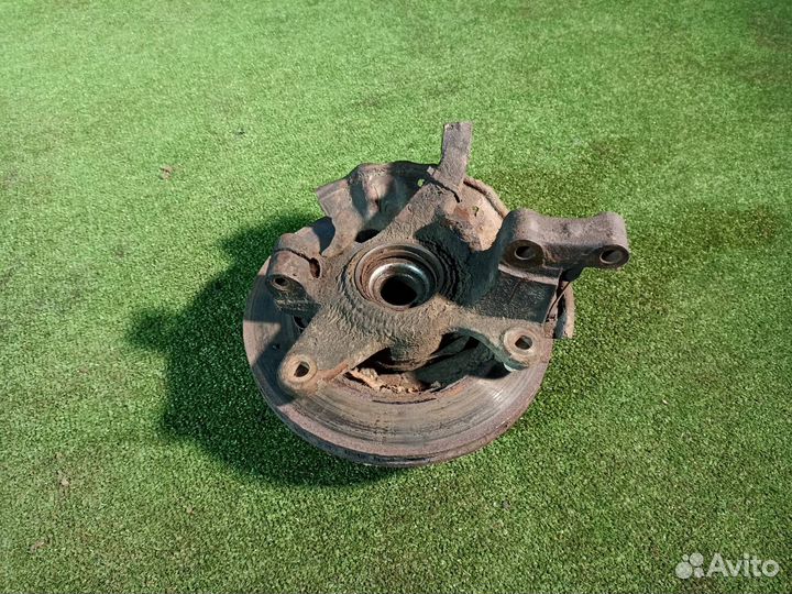 Поворотный кулак передний левый Kia Spectra седан